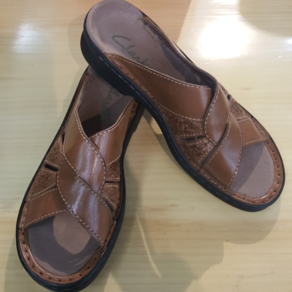 CLARK'S BROWN LEATHER SLIP ON SANDALS.